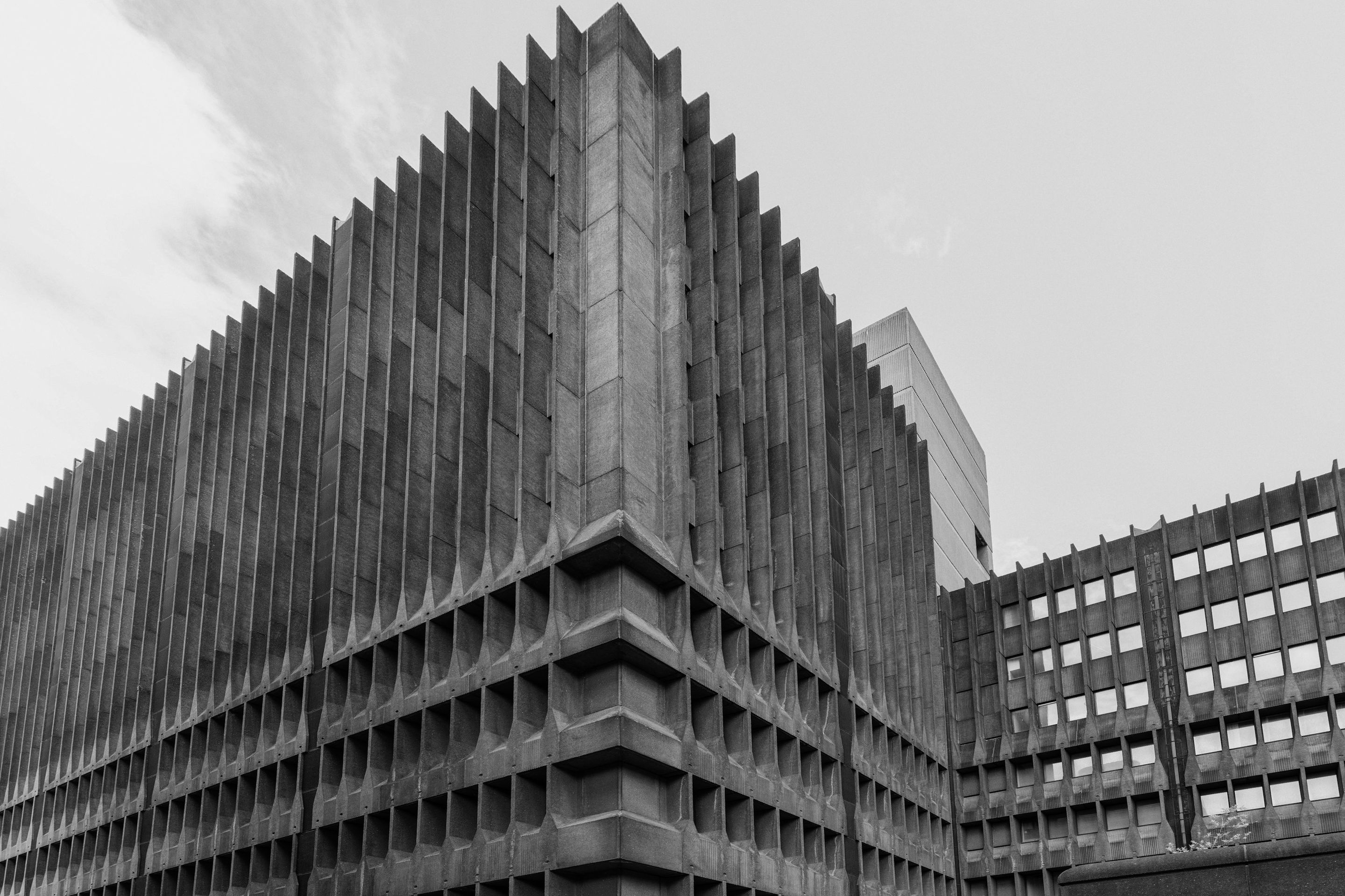 Fassade aus Beton mit geometrischen Elementen