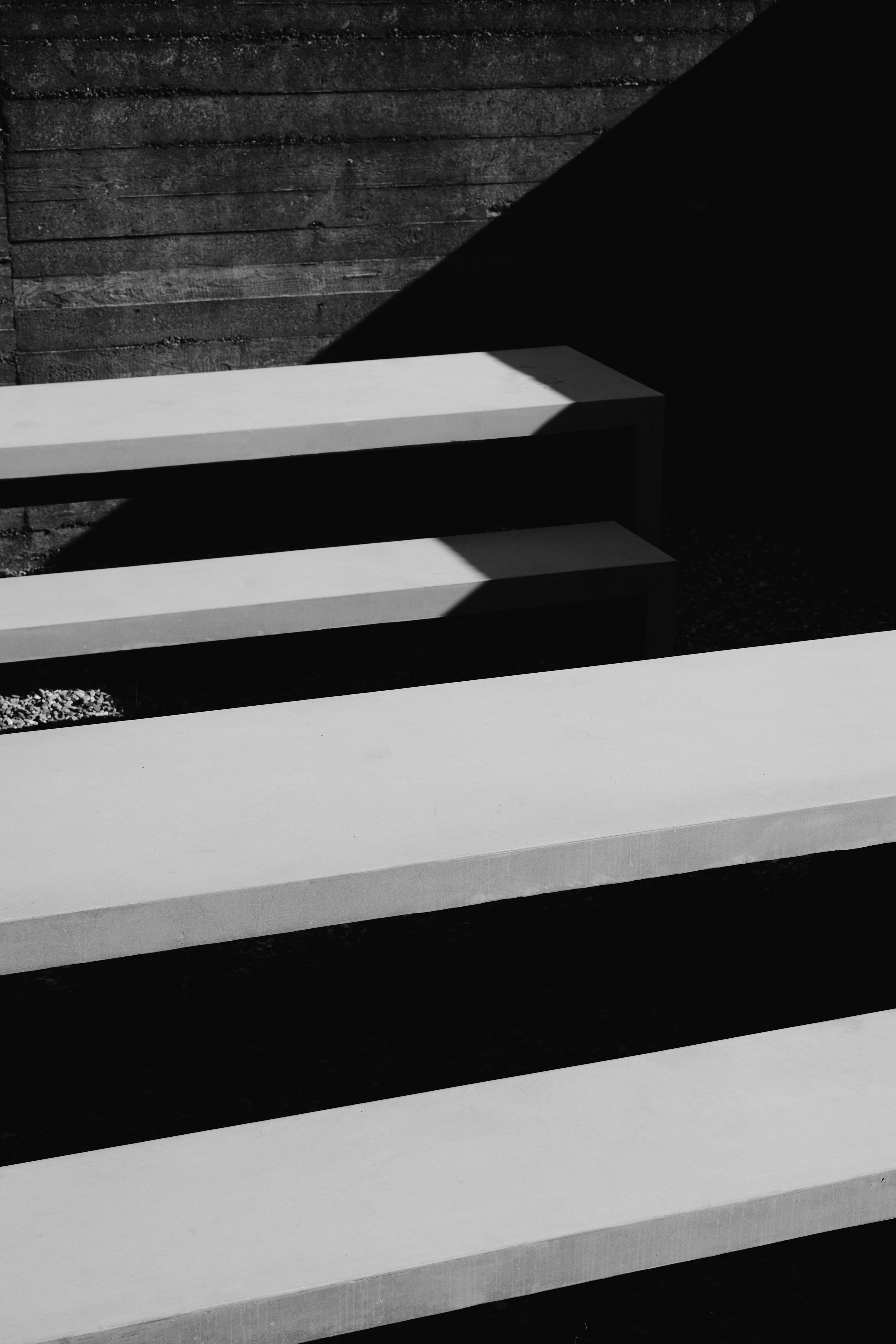 Stufen aus hellem Beton mit harten Schatten