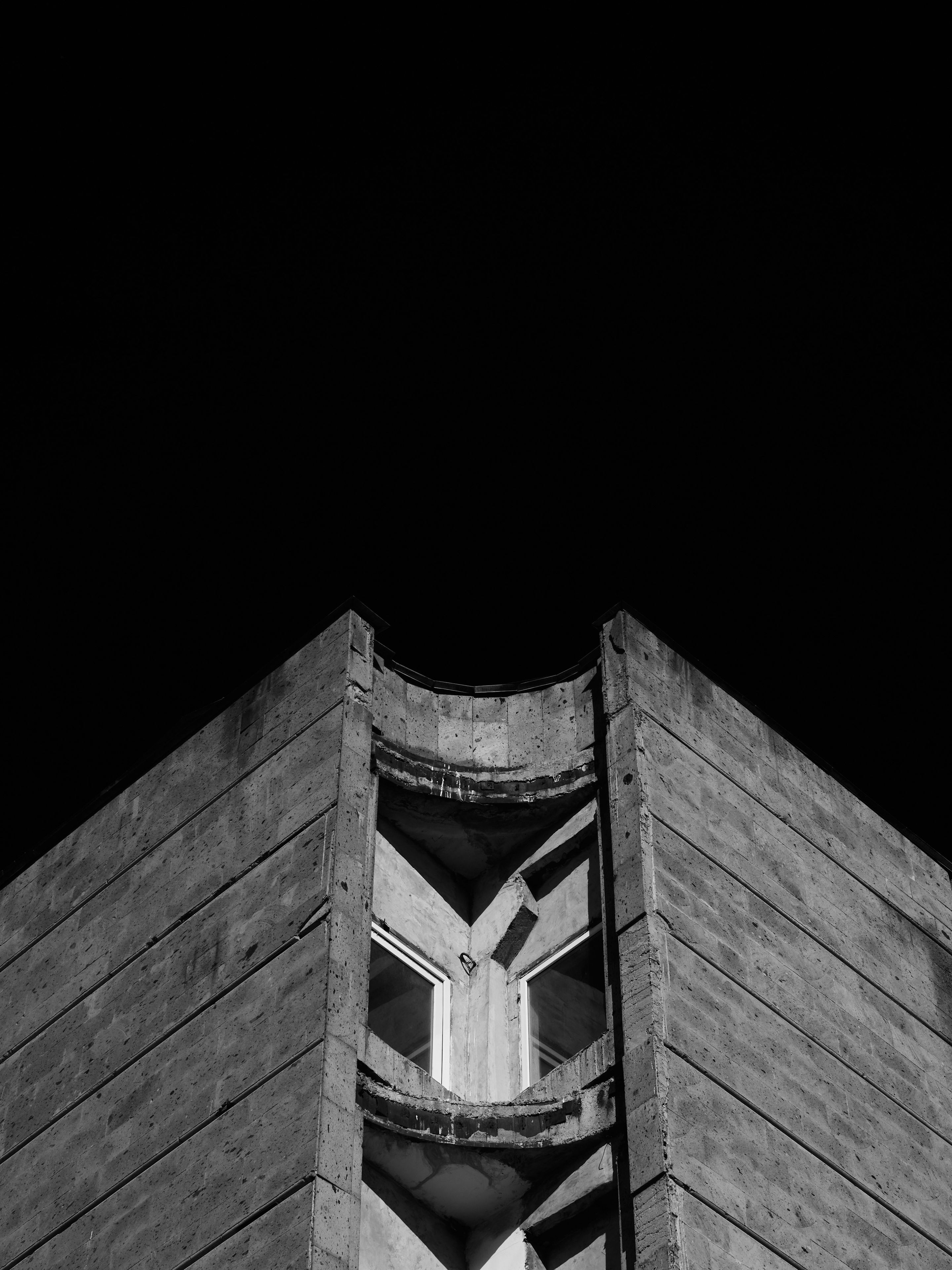 Betonturm vor dunklem Himmel